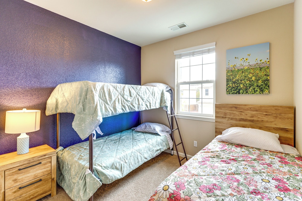 6 Mi to Dtwn Reno: Mtn-view Retreat w/ Fireplace!