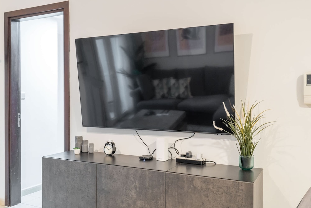 Pleasing 1-bedroom for 4 in JVC for Relaxing Getaway