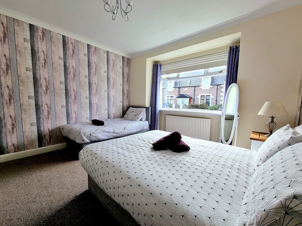 Spacious Serene Retreat in Highlands view 4