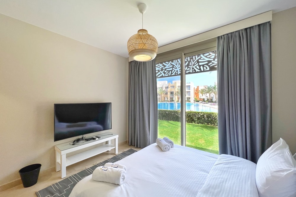 Xuru Stays I Exotic 1bdr w/ Outdoor Terrace Pool & Beach Access