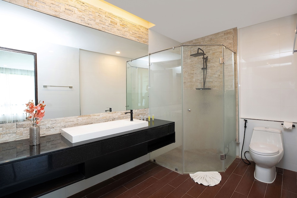Elegant 2BR Apartment RGN B411 in Laguna