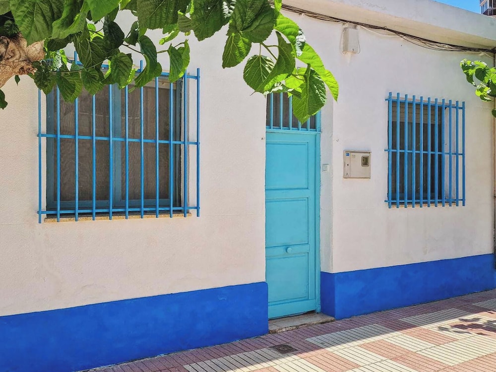 House With Exclusive Pool and Garden 7 min Walk From the Beach and the Center