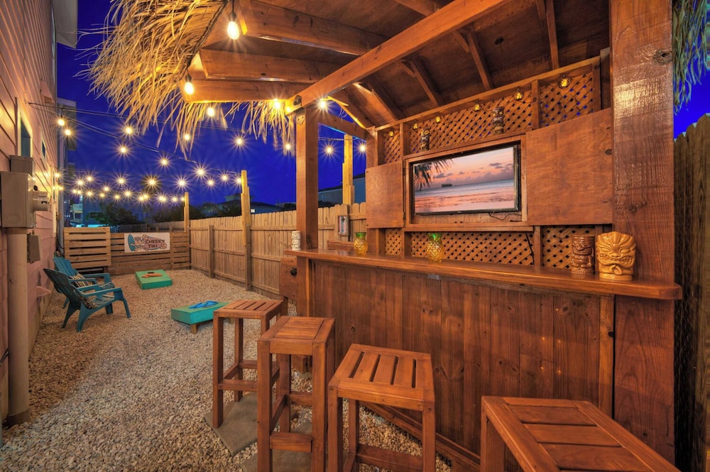 Sleeps 24, 2 Homes Pool, Backyard Tiki Bar, Fire Pit, Cornhole Walk to Beach