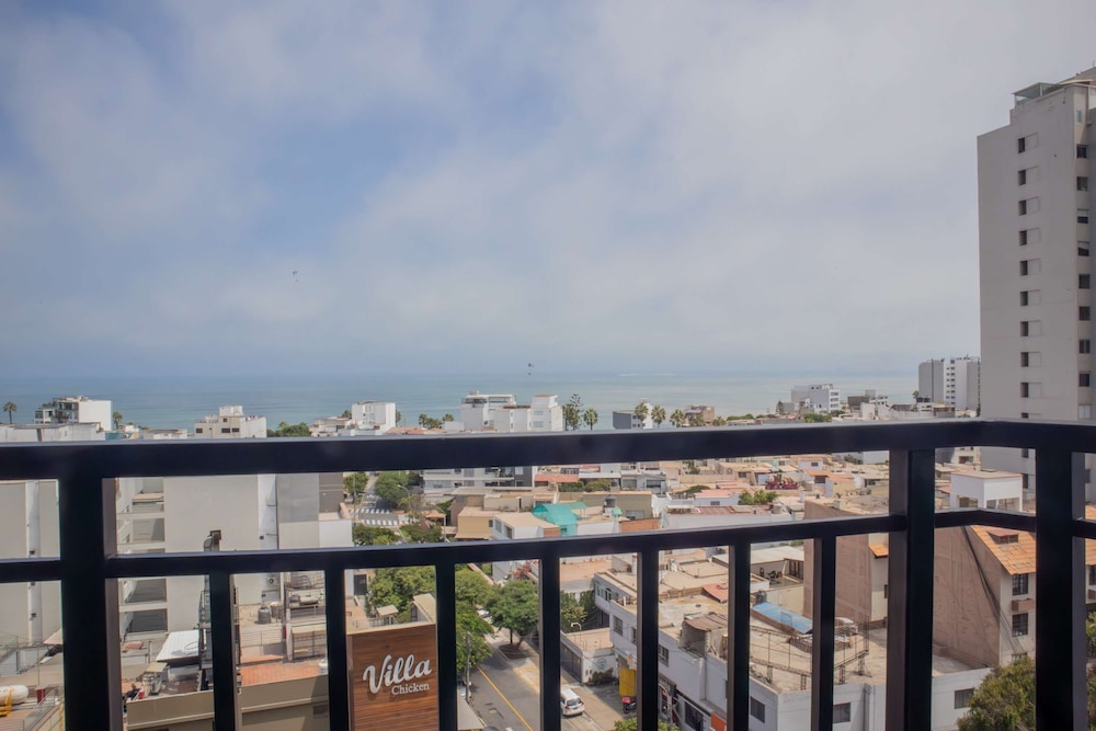 w Beautiful 3BR w Balcony in San Isidro