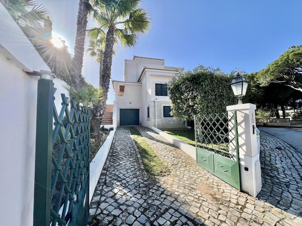 Vilamoura Deluxe Villa by Homing