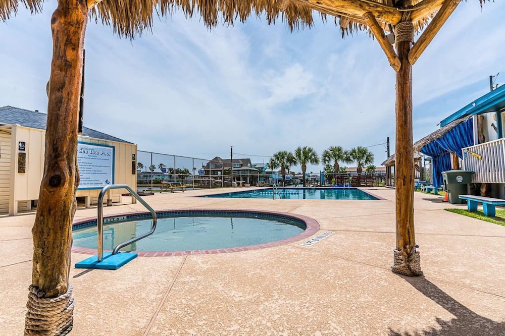 Home Lounge and Arcade Close to Beach and Marina