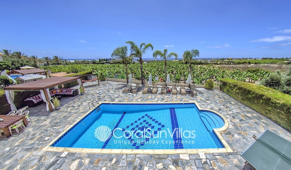 Family Villa Short Walk To Coral Bay Strip 5 Min and Pub, Shops etc