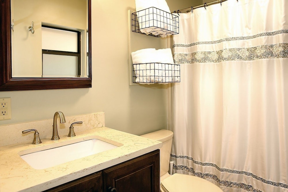 Mountain Laurel - 1 Bedrooms, 1 Baths, Sleeps 4 Cabin by RedAwning