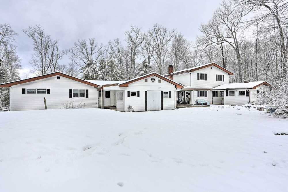 Large Greeley House w/ 2 Game Rooms + Yard! view 3