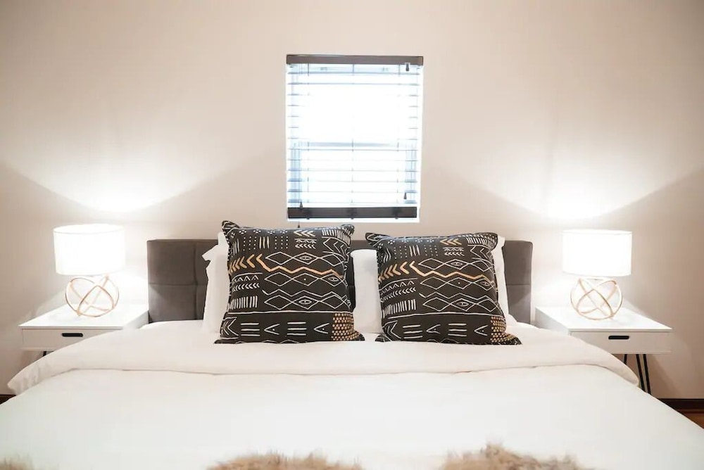 2BR Apt - Central Modern