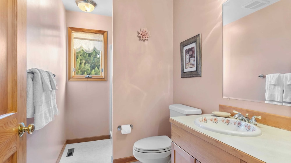 Seacliff Haven Waterfront Luxury, Stunning Views, Hot Tub & Game Room