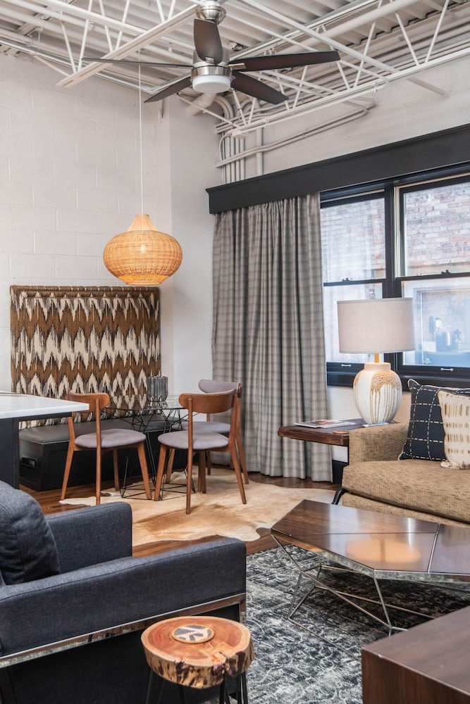 80 LEX 204 Industrial Chic Free Parking