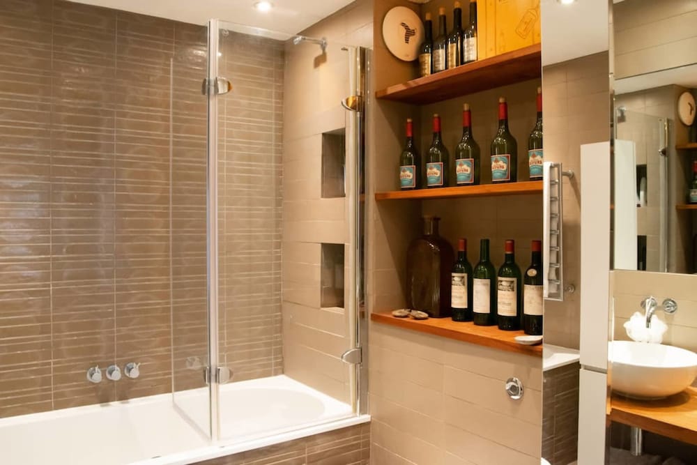 Modern 2 Bedroom With Balcony Near Oxford Street