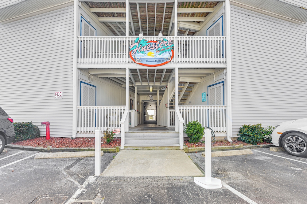Steps to Beach: NMB Condo w/ Balcony & Pool Access