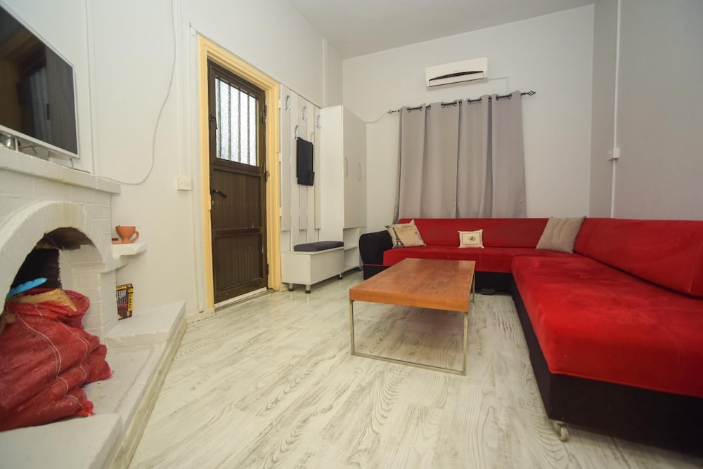 Cozy Home w Fireplace 10 min to Sea in Kyrenia