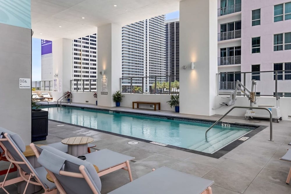 Wake Up to City Views Pool Gym High Speed Wifi