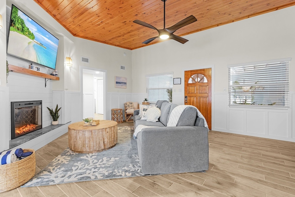 467 Water Front W/ Pool & Canal Access 3 Bedroom Home