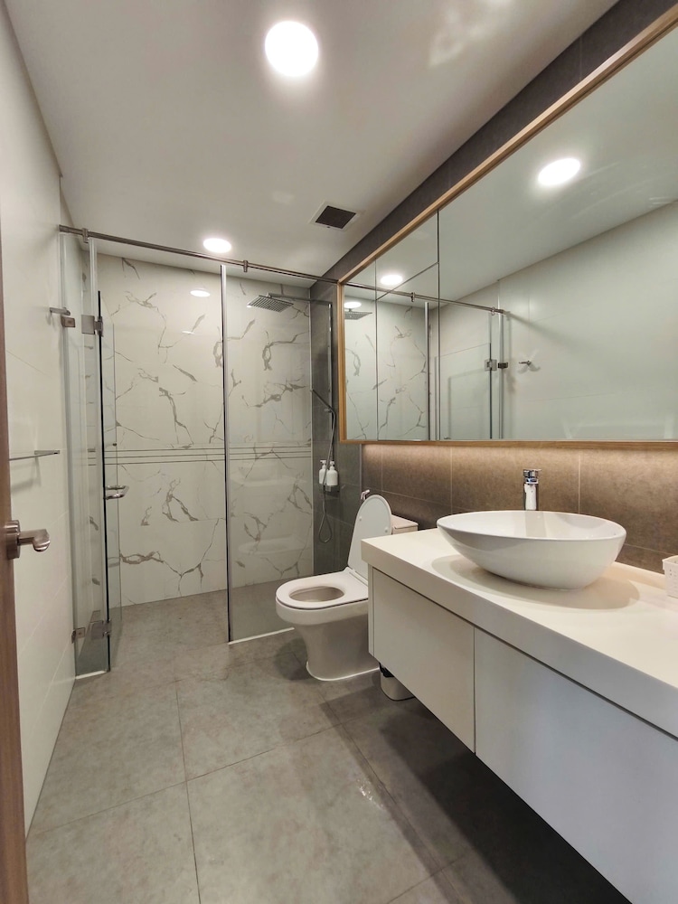 Skyway White & Silver Riverside Resident - Binh Thanh, HCM