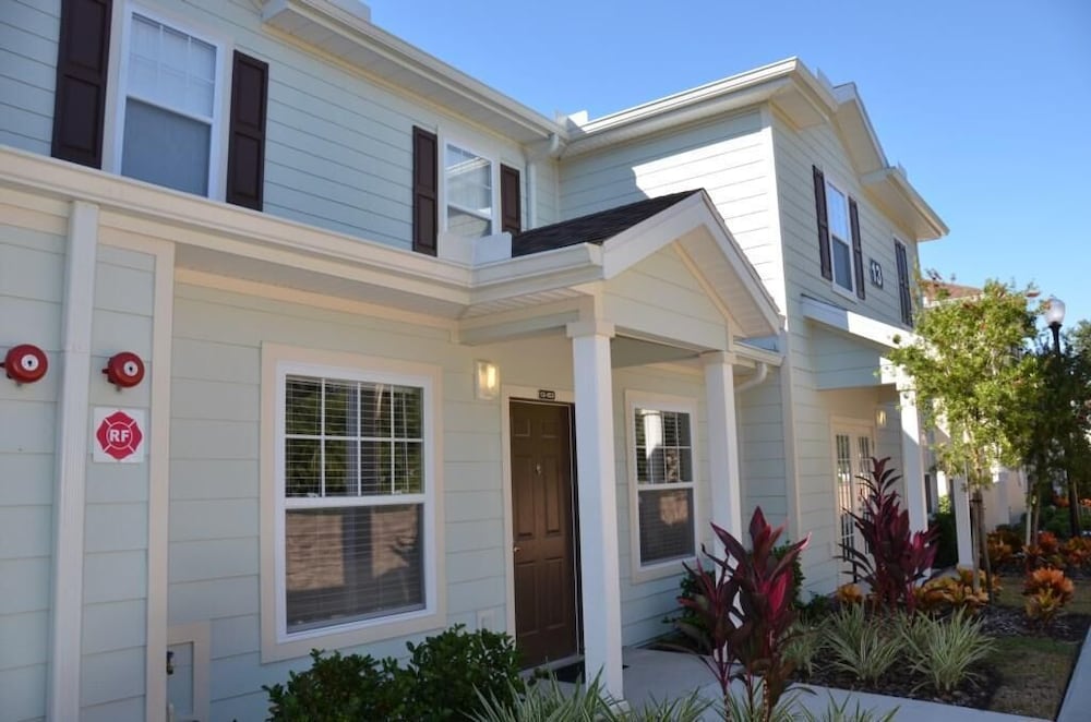 Lucaya 3 Bedroom 2 Bath Townhome With Modern Dining Room view 4