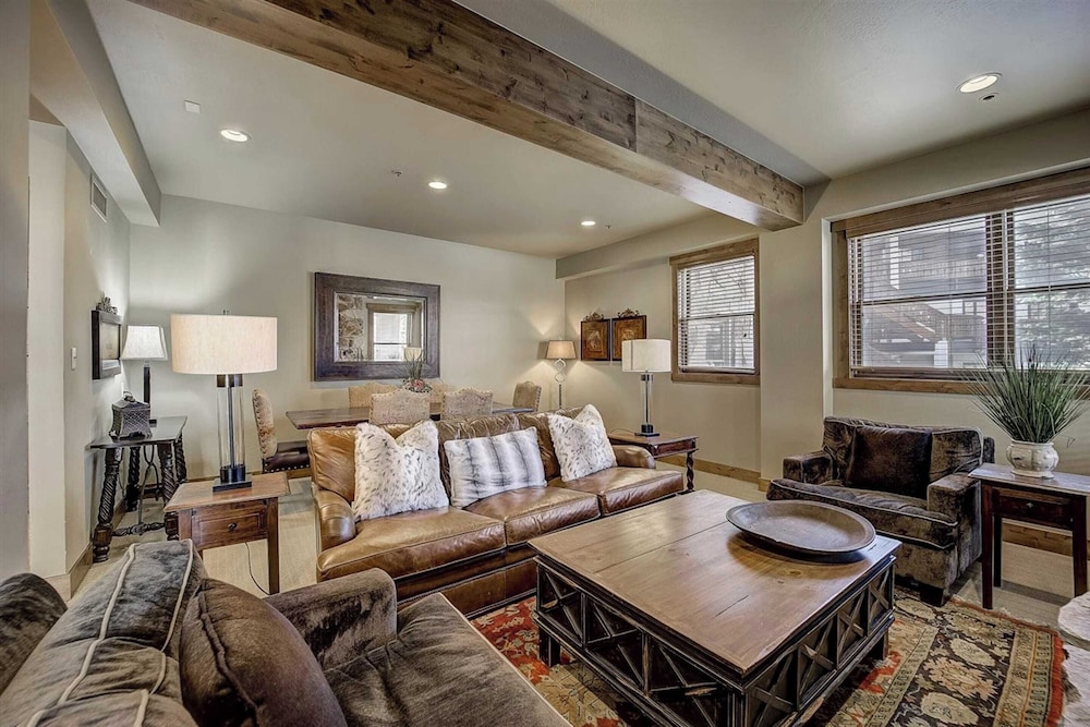 7 Condos, Ski-in/ski-out + Hot Tubs Sleeps 30 Mont Cervin by Avantstay