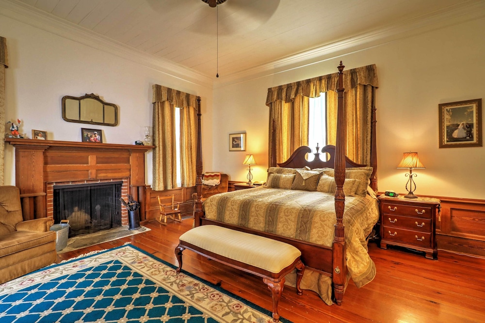 Historic Lafayette Retreat w/ Guest House! view 2
