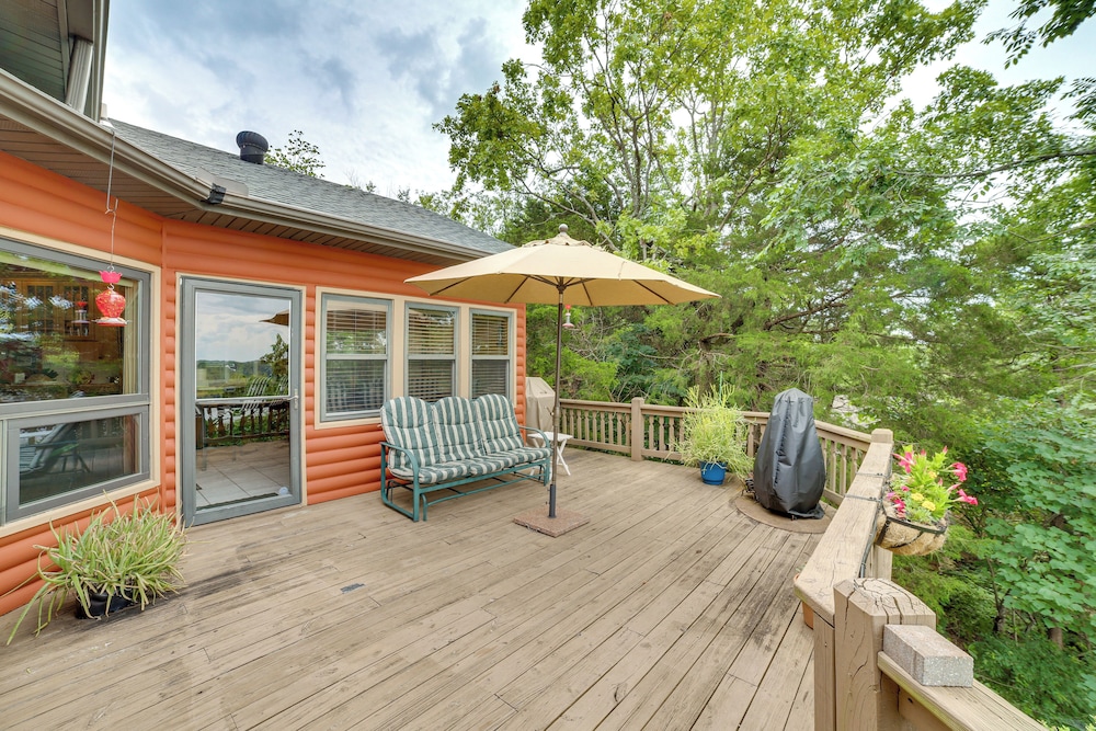 Decks & Views: Spacious Cabin Near Table Rock Lake