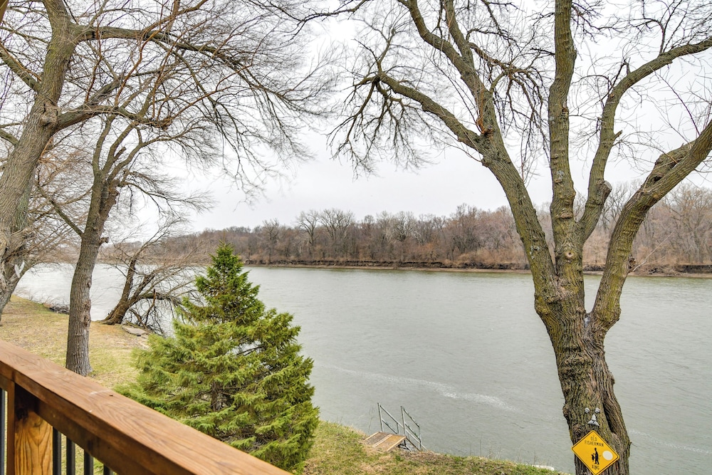 6 Mi to Dtwn Pella: Riverfront Cabin w/ Game Room!