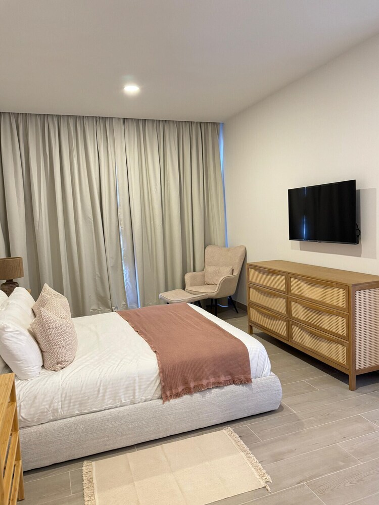 4 Guest 2 Bedrooms Balcony and Shared Pool