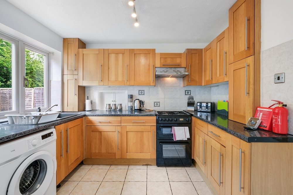 Sharp Close 4 Bedroom 2 Bath - Aylesbury