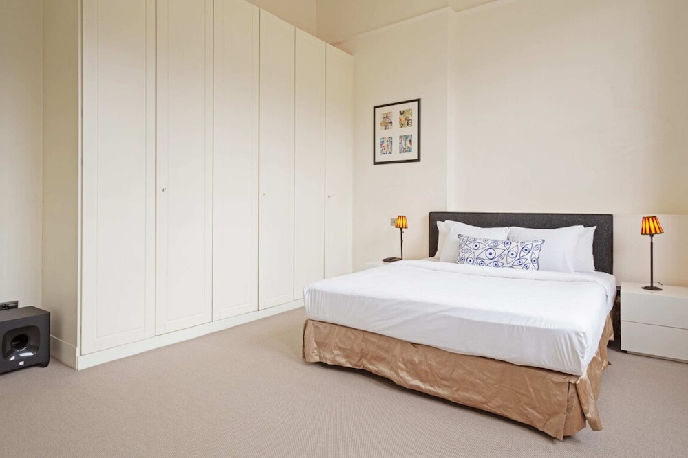Bright 2 Bedroom Apartment in South Kensington
