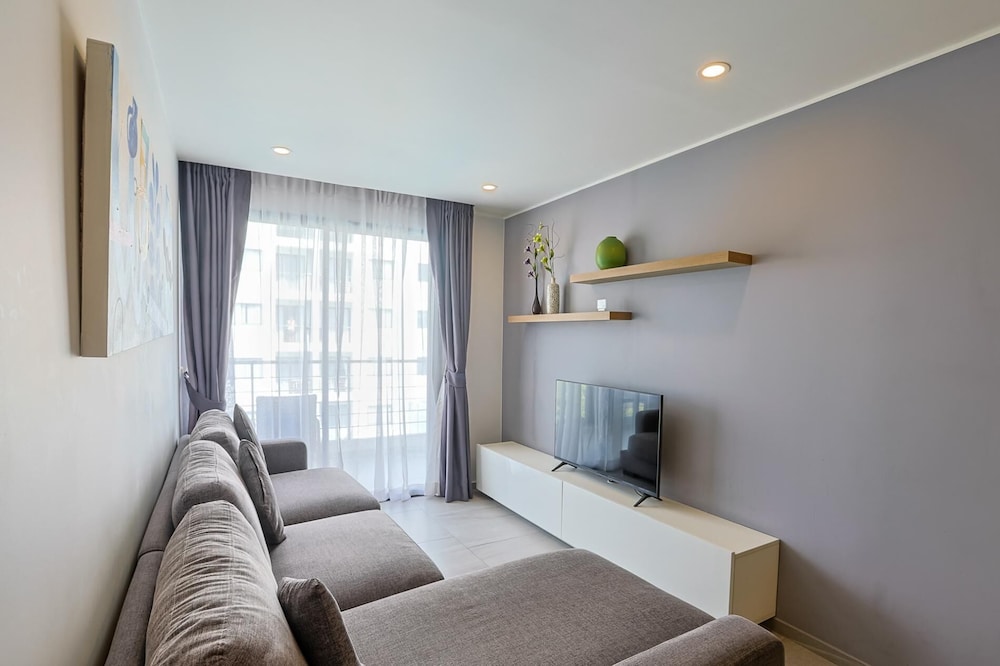 Pool View 1 Bed Apt T2-520