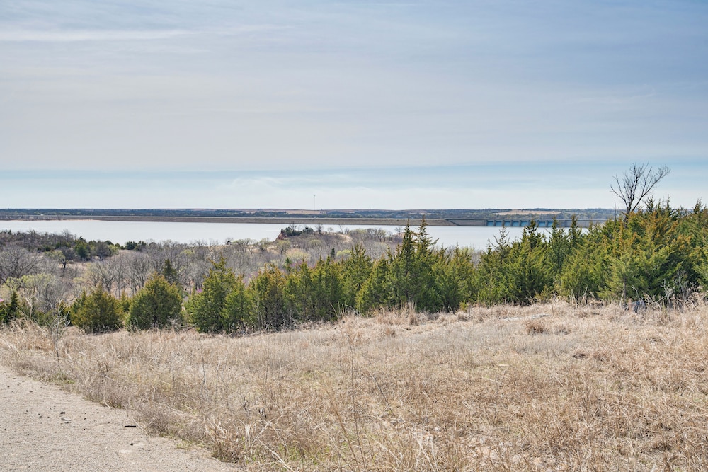 Family-friendly Apt w/ Lake Views in Ponca City!