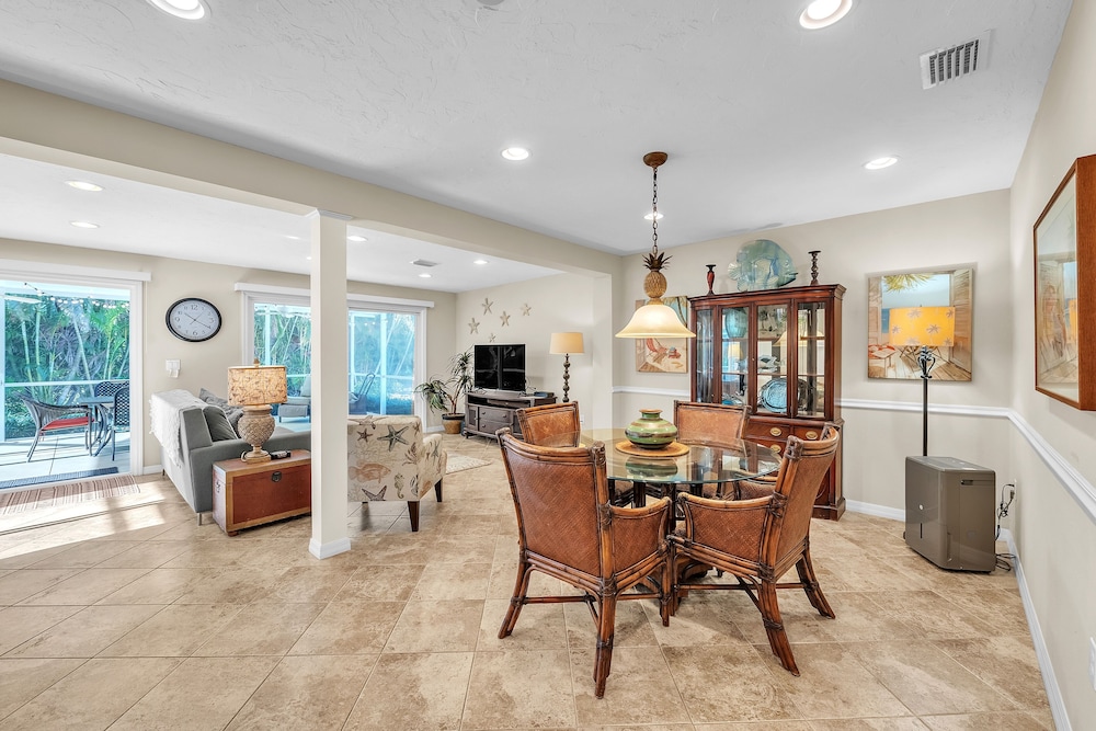 Comfy Home W/ Heated Pool Near Siesta Key Beach 2 Bedroom Home