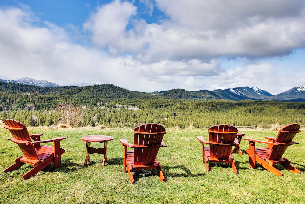 Hike, Ski & More: Cle Elum Resort Condo