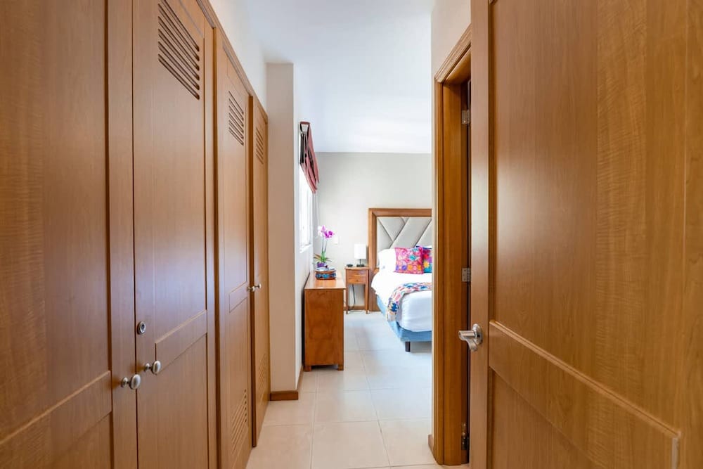 Sleeps 6 Views Beach 1 Block