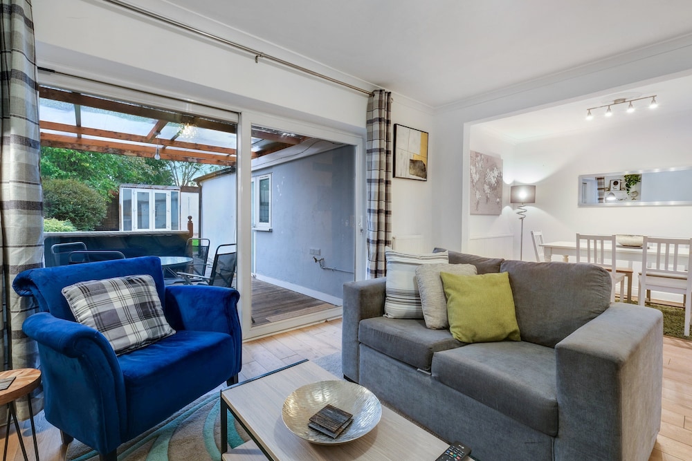 Modern 4 Bedroom Hse Garden in Feltham
