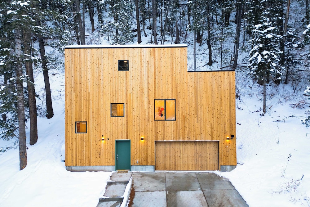 Parkview Mountain House Luxury Ski Home w/ Hot Tub Near Trails & Downtown