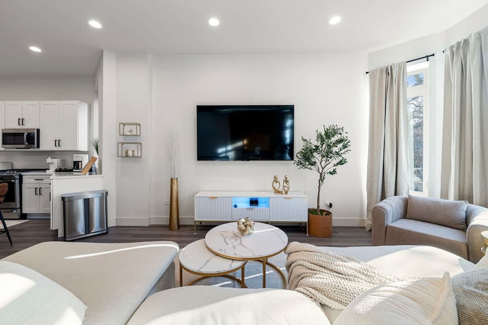 Luxury 2BR Condo in Wicker Park