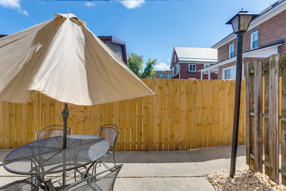 Convenient Townhome 1 Mi to Dtwn Clearfield