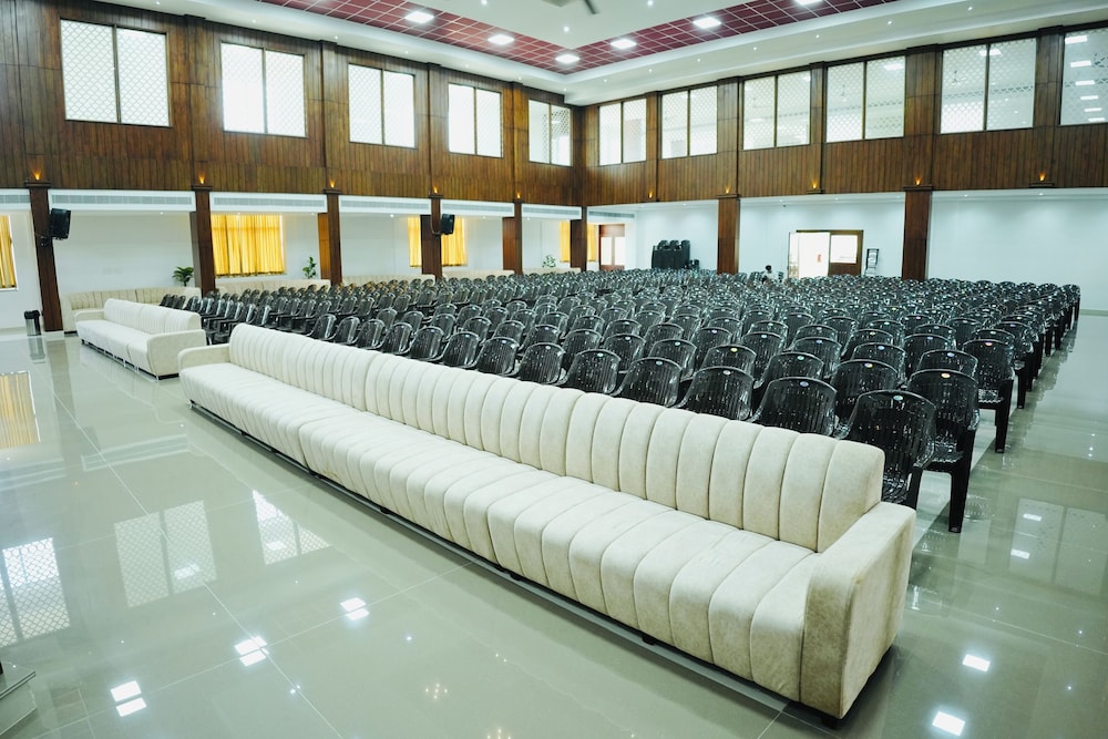 Shambhavi Hotel & Convention Centre