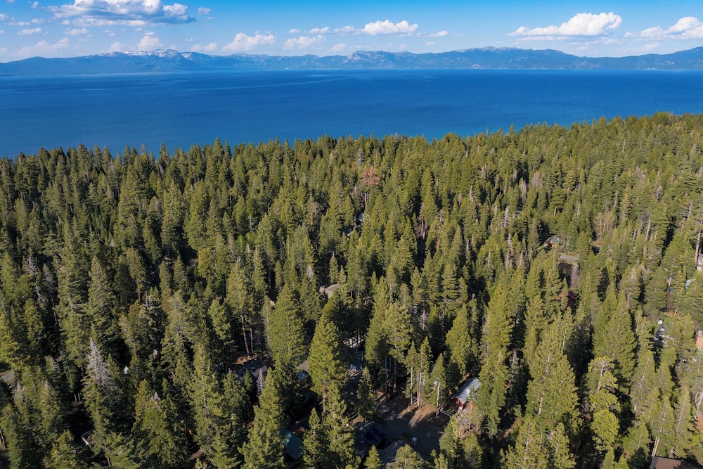 Washoe Chalet by Avantstay Game Room, Hot Tub, Putting Green & Fire Pit