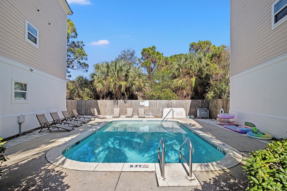 Sailors Cove: 5-bedroom, 4.5 Baths, Sleeps 12! Steps Away From the Beach!