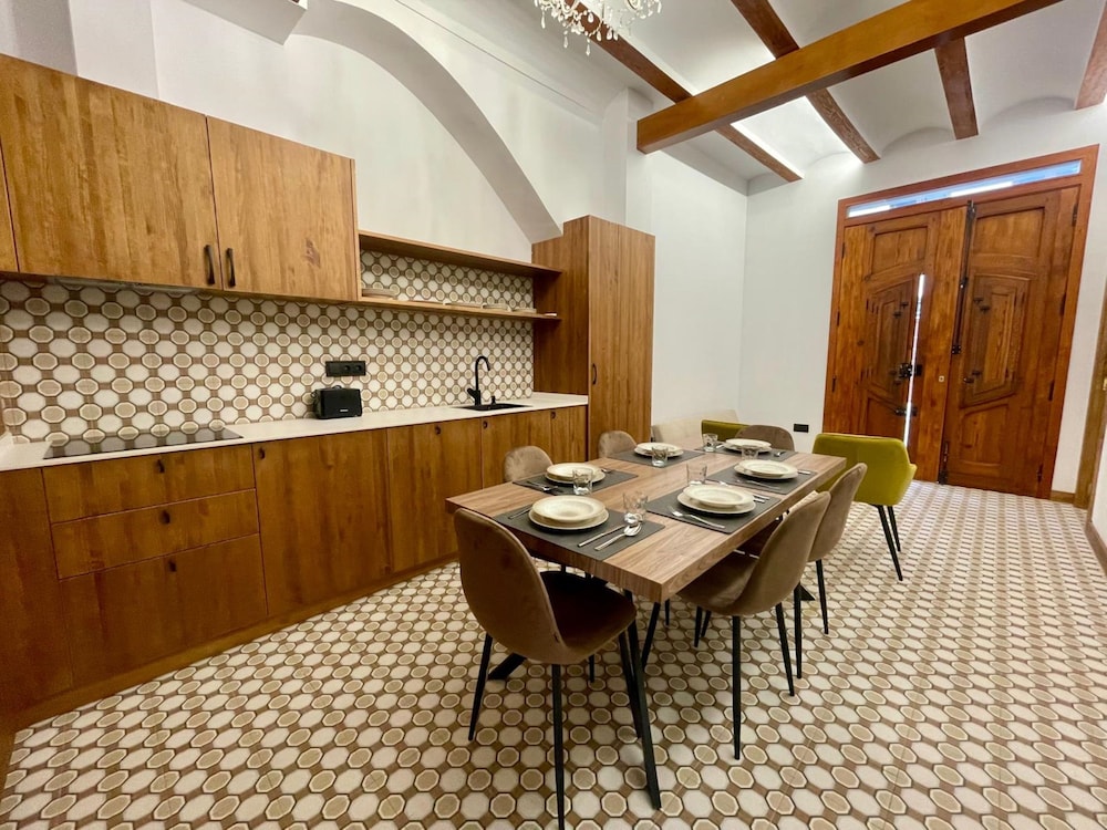 Los Angeles With 3 Bedrooms and 3 Bathrooms