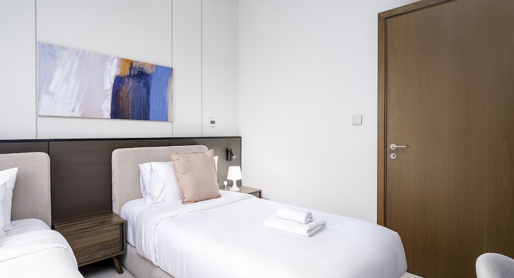 Chic 2 BR in Vida Residences Canal View