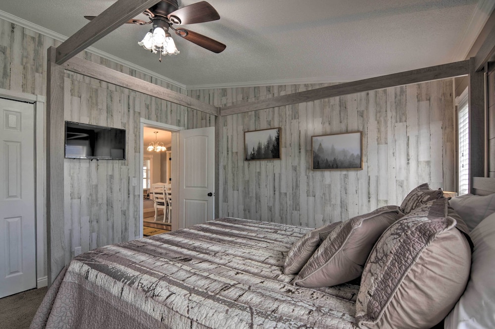 Bright & Beautiful Home, Explore Nat'l Parks! view 5