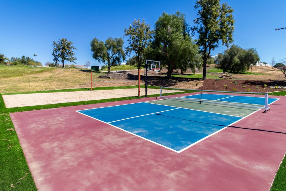Chateau Syrah by Avantstay Picturesque Estate w Pool Hot Tub Pool Table Table Tennis New Pickleball Court Basketball Hoop