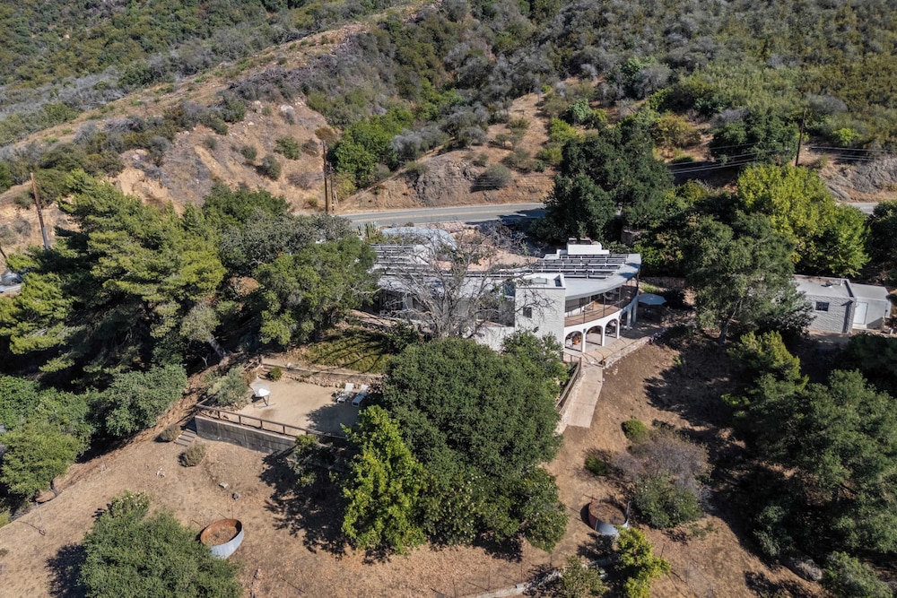 Malibu Hills Studio w/ Mountain Views + Near Beaches Cielo Nook by Avantstay