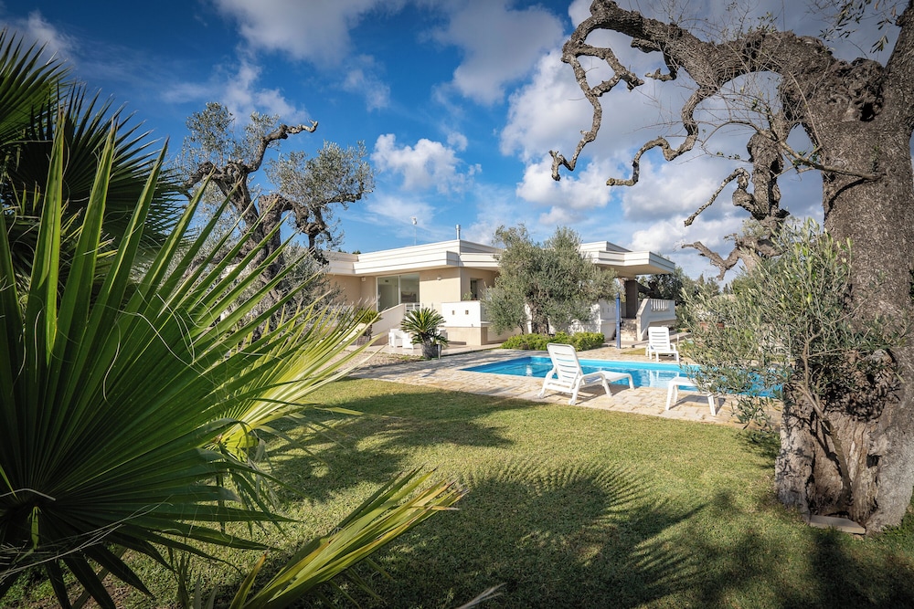 Villa Torricella Pool and Sunny Garden