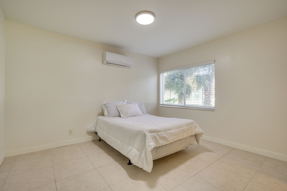 Steps to Pompano Beach: Couple's Retreat w/ Patio!