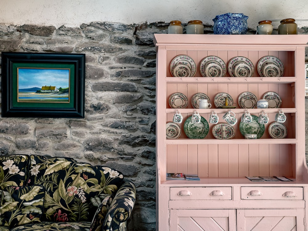 Traditional Style Thatched Cottage With Modern Amenities